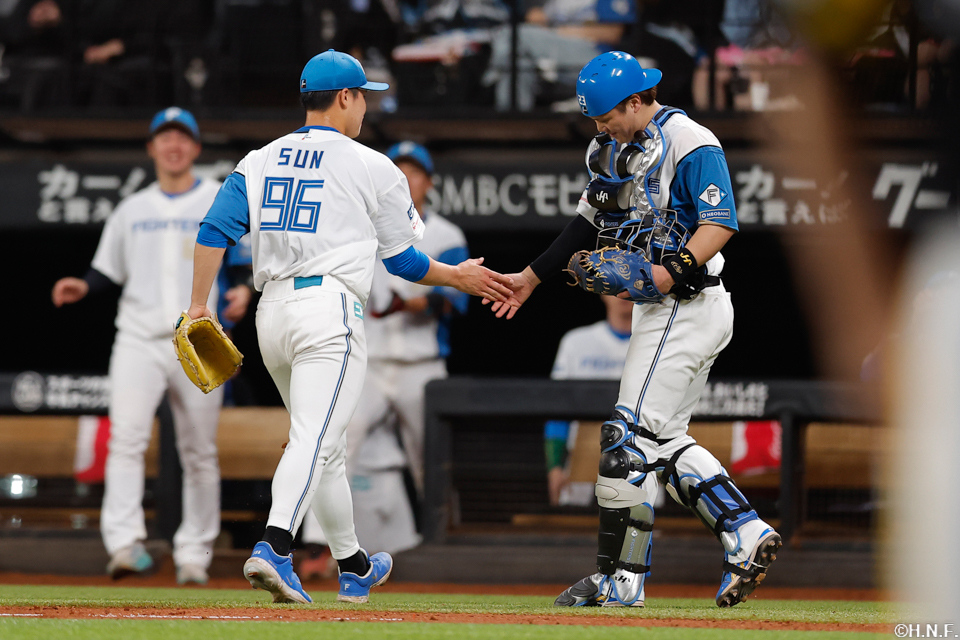 9回を抑えた孫投手と伏見選手