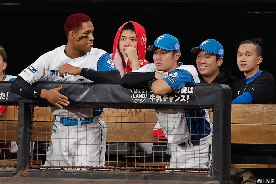 10回裏、試合を見守る選手達