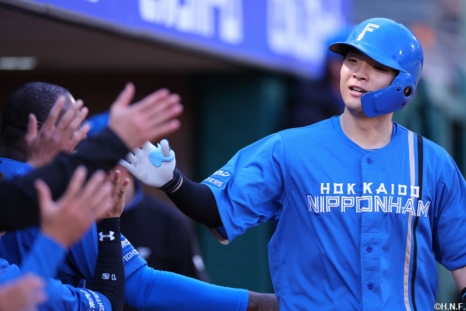 2回表、先制の本塁打を放った郡司選手02