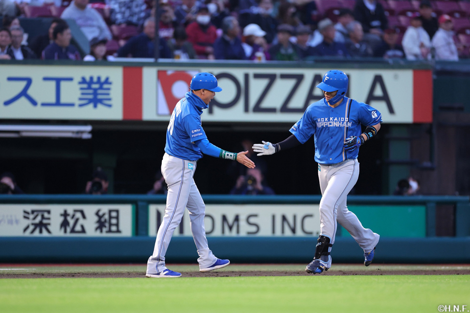 2回表、先制の本塁打を放った郡司選手01