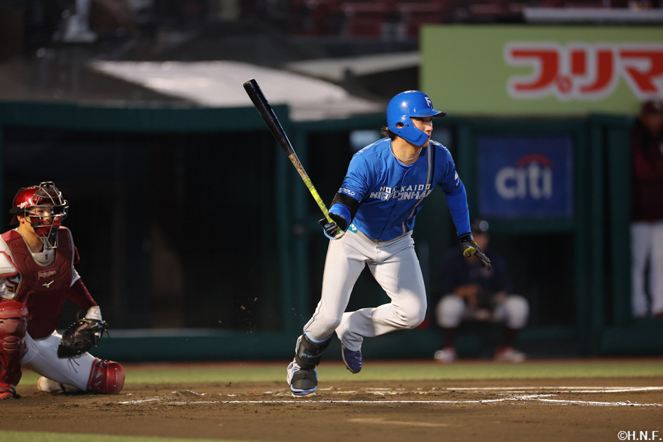 6回表、ライトへヒットを放つ淺間選手