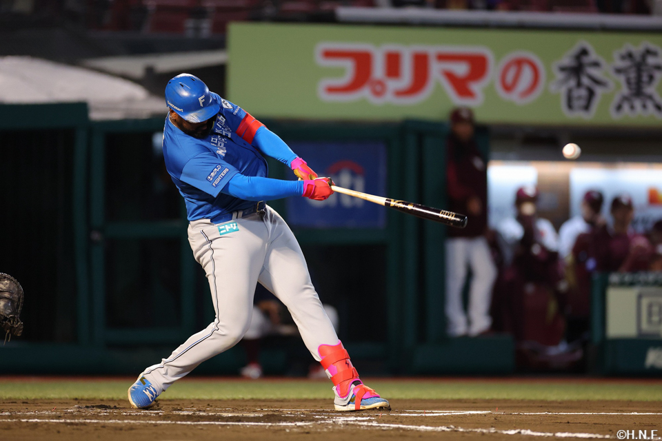 6回表、ライトへヒットを放つレイエス選手