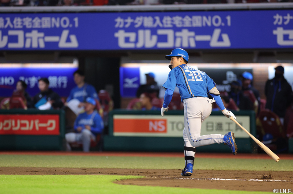 8回表、レフトへヒットを放つ石井選手