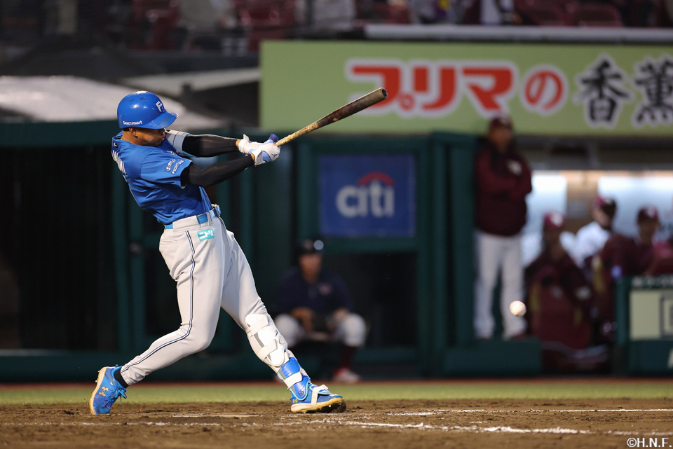 9回表、レフトへ二塁打を放つ万波選手
