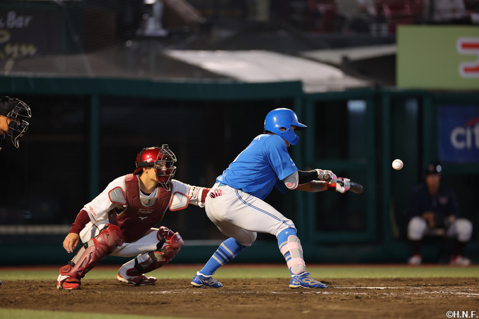 9回表、犠打を決める細川選手