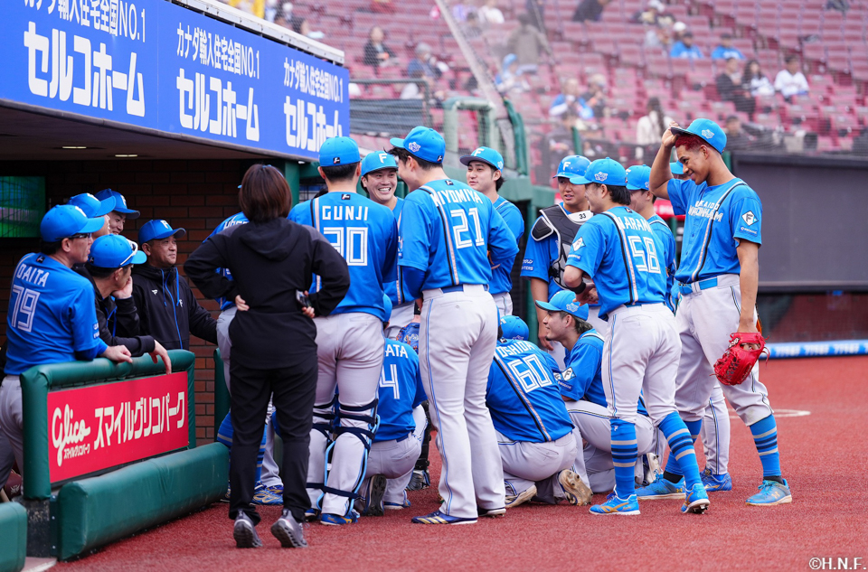 試合前、円陣を組む選手たち