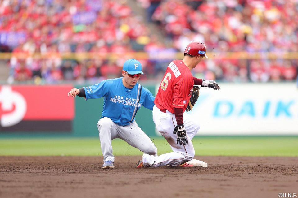 3回裏、盗塁を阻止する水野選手