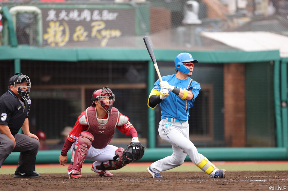 4回表、ライトへヒットを放つ水野選手
