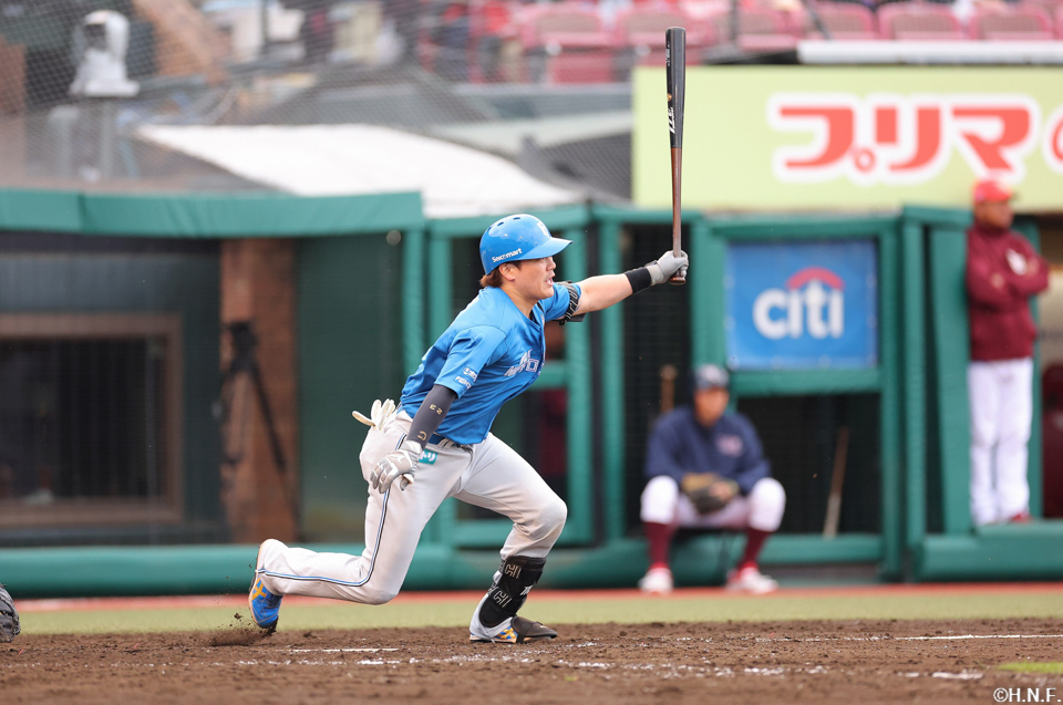 5回表、レフトへヒットを放つ伏見選手