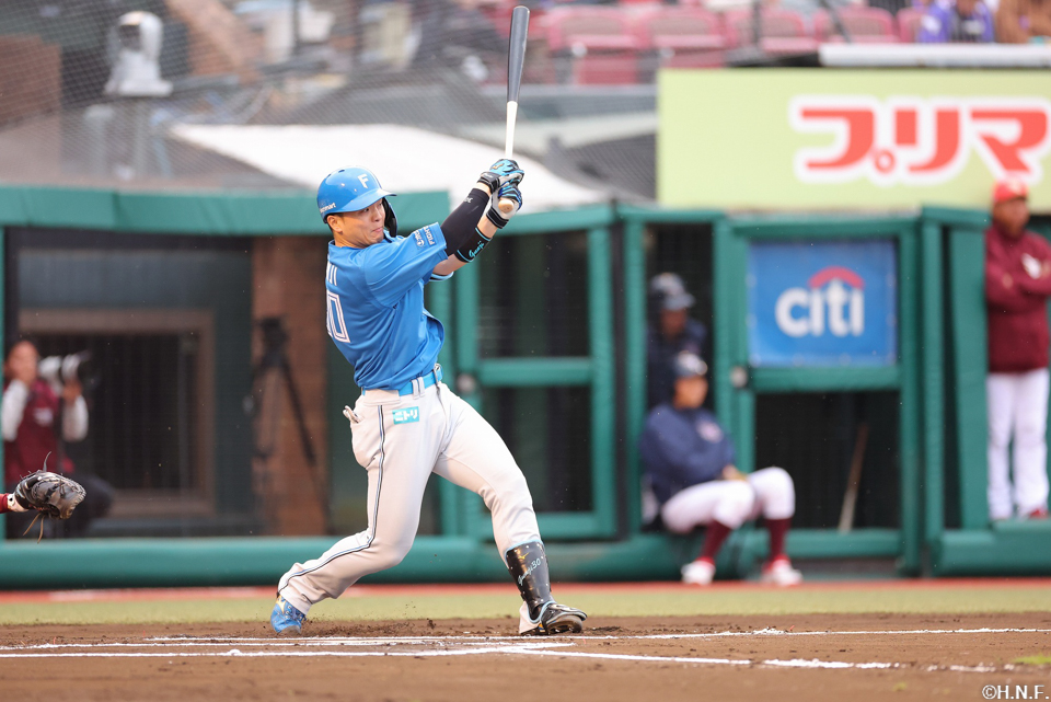 6回表、レフトへヒットを放つ郡司選手