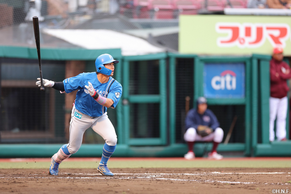 8回表、ライトへヒットを放つ細川選手