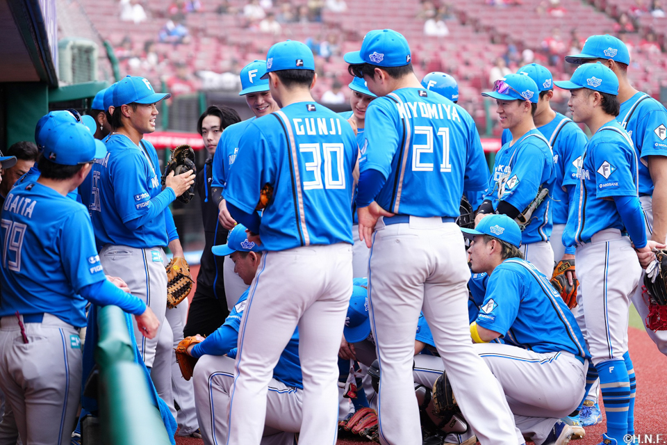 試合前、円陣を組む選手たち01