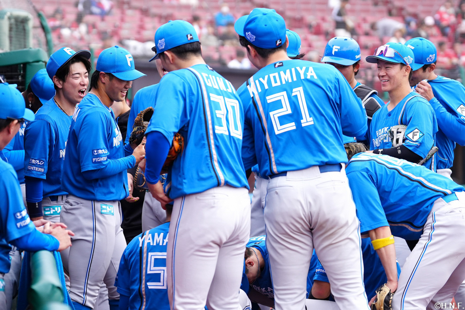 試合前、円陣を組む選手たち02