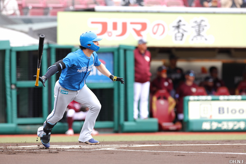 1回表、センターへヒットを放つ淺間選手