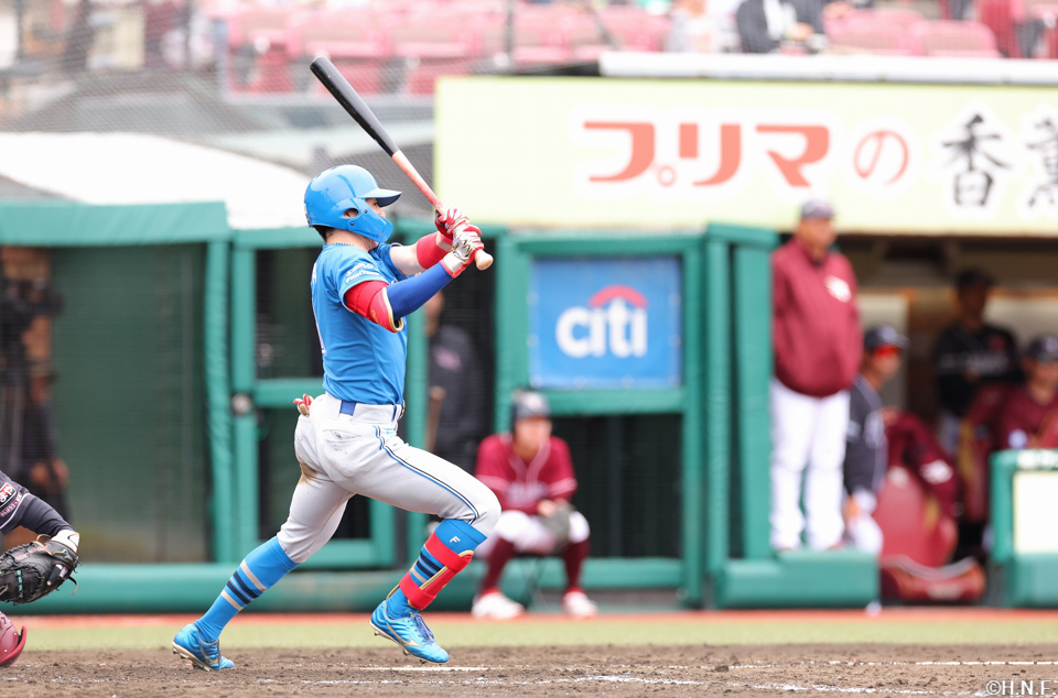 4回表、センターへ先制の適時打を放つ五十幡選手