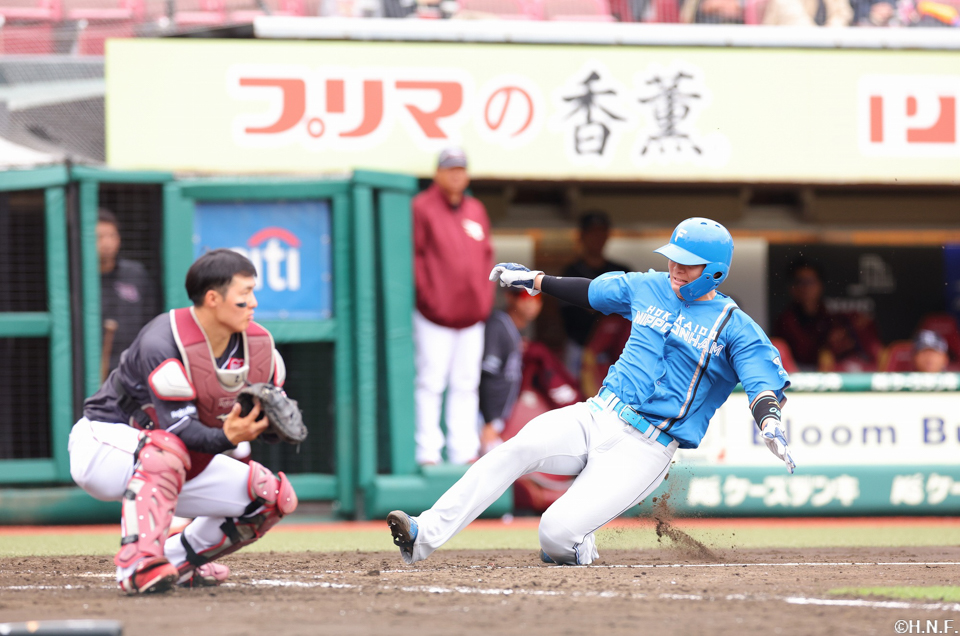 4回表、ホームに生還する郡司選手