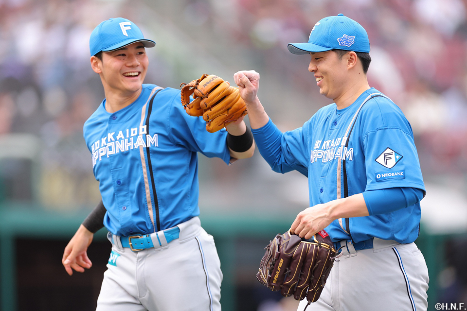 9回裏を抑えた田中正義投手と清宮選手