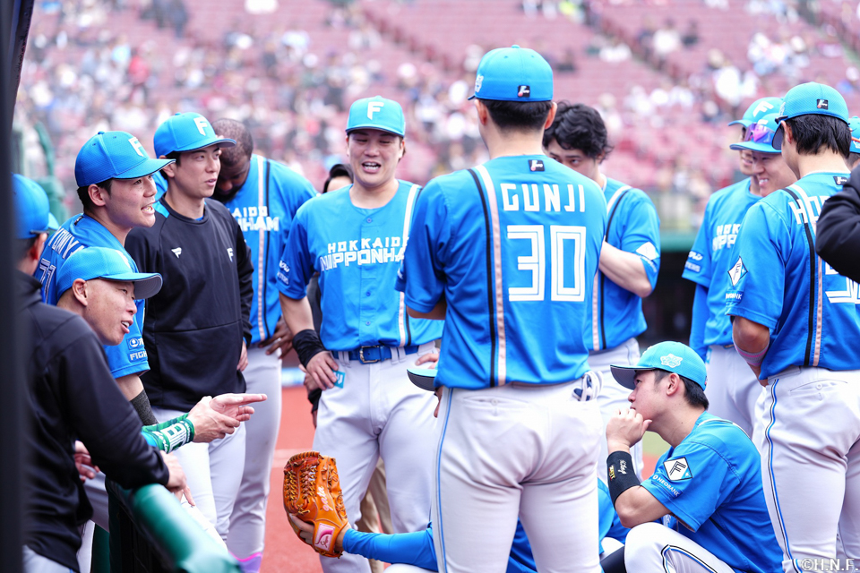 試合前、円陣を組む選手たち