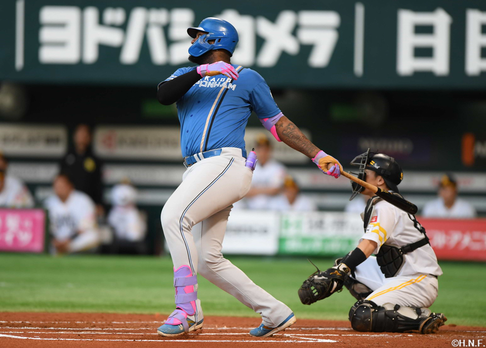 2回表、ライトへヒットを放つレイエス選手