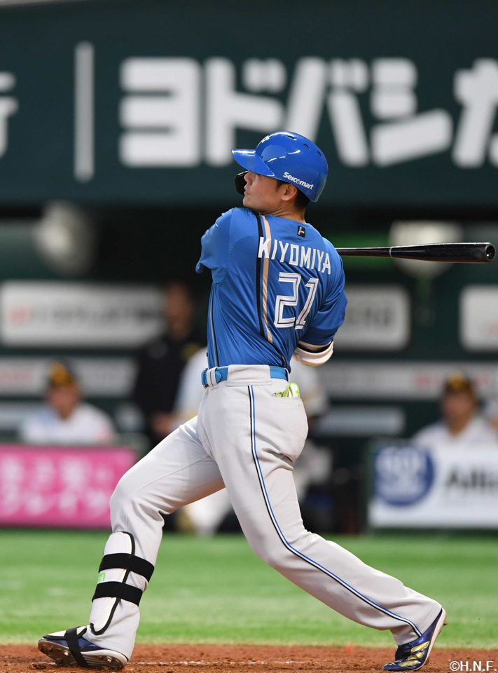 5回表、先制の本塁打を放つ清宮選手01
