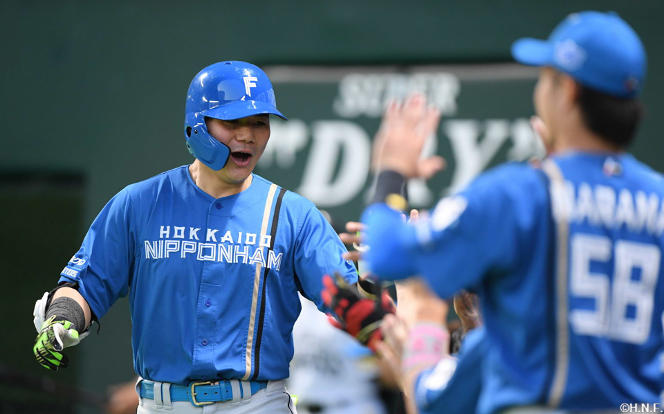 5回表、先制の本塁打を放つ清宮選手02