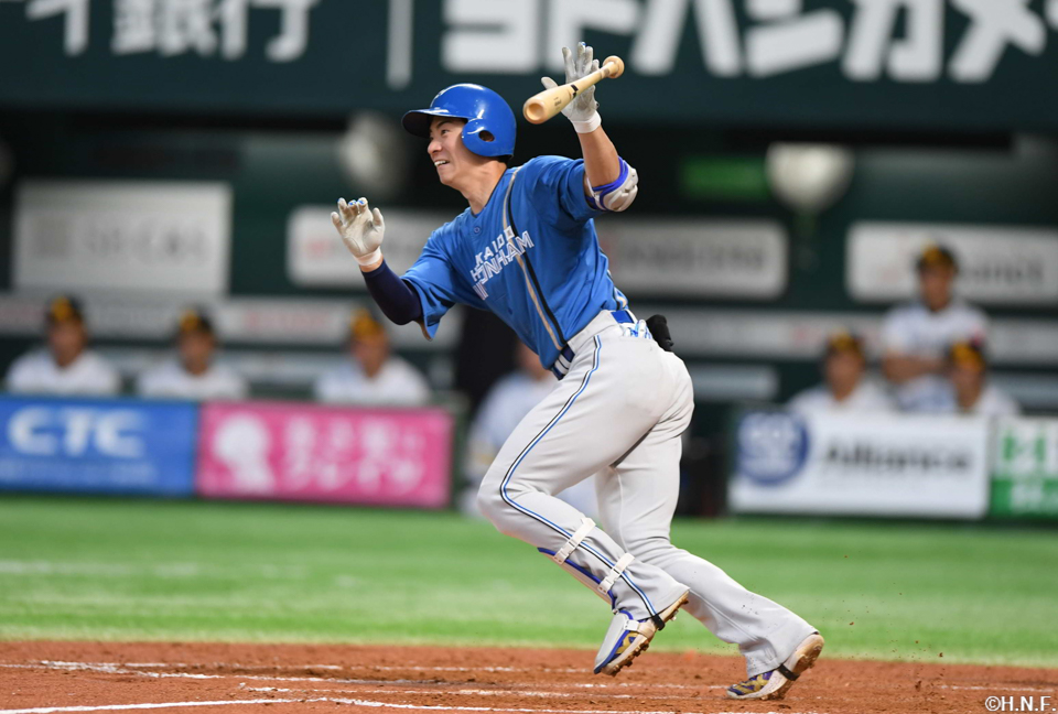 5回表、レフトへヒットを放つ松本剛選手