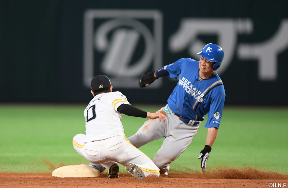 5回表、盗塁を決めた松本剛選手