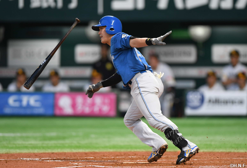 5回表、センターへ適時打を放つ伏見選手