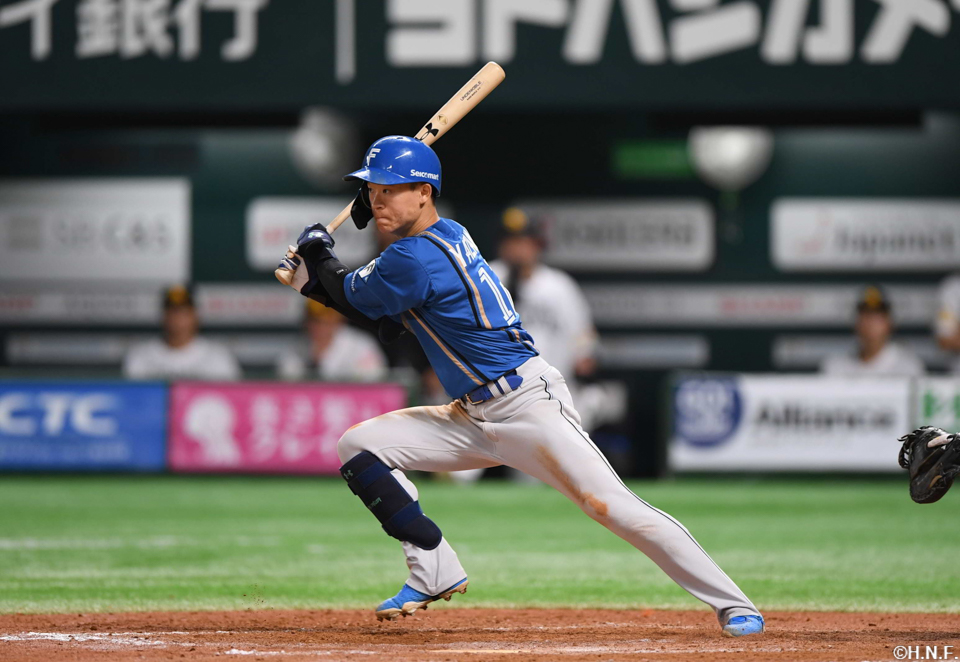 9回表、センターへ適時打を放つ矢澤選手