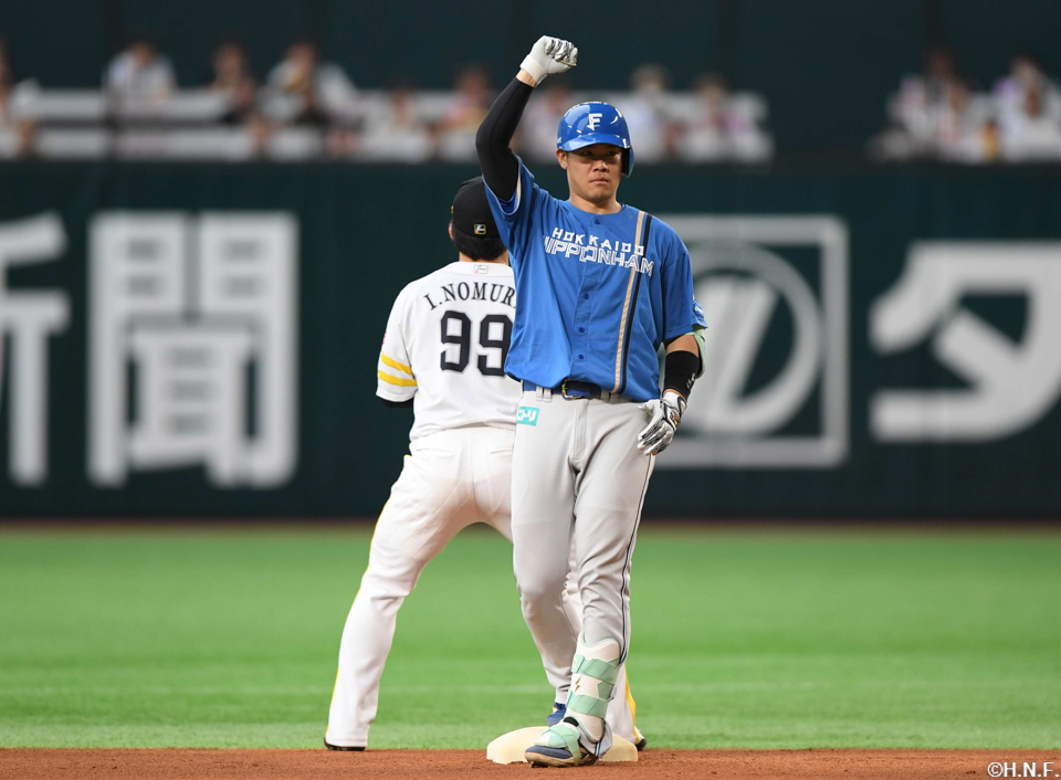 1回表、ライトへ二塁打を放った吉田選手