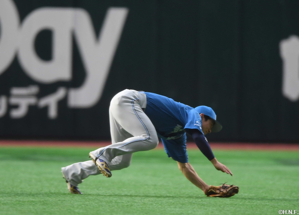 2回裏、好守をみせる松本剛選手