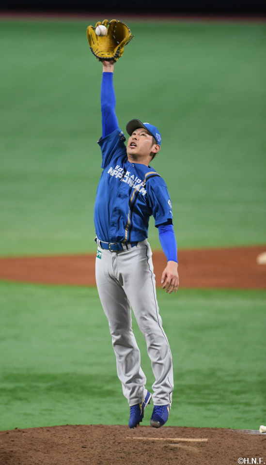 3回裏、好守をみせる加藤貴投手