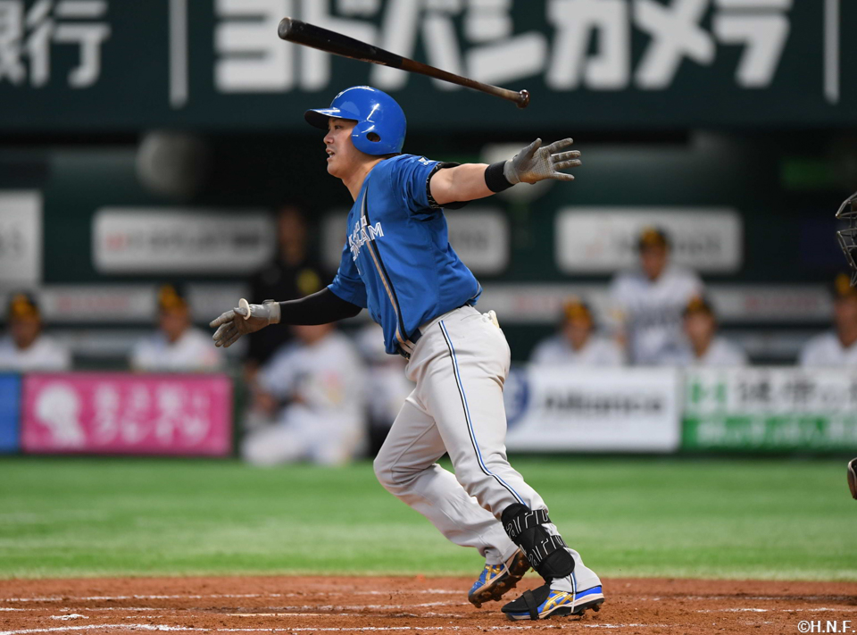 4回表、レフトへヒットを放つ伏見選手