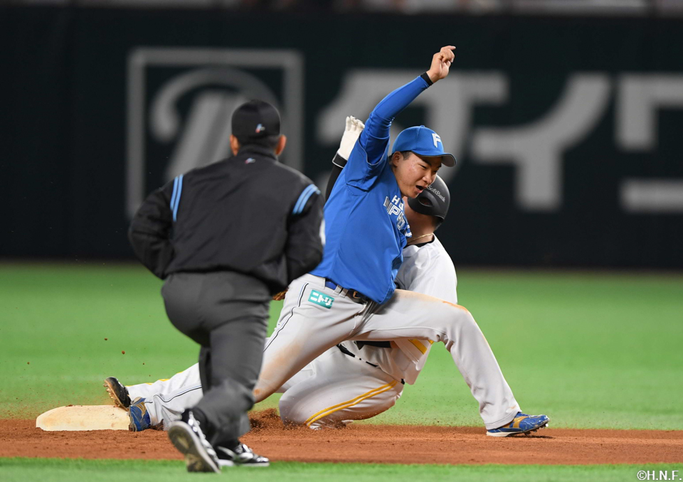 5回裏、併殺を完成させる山縣選手