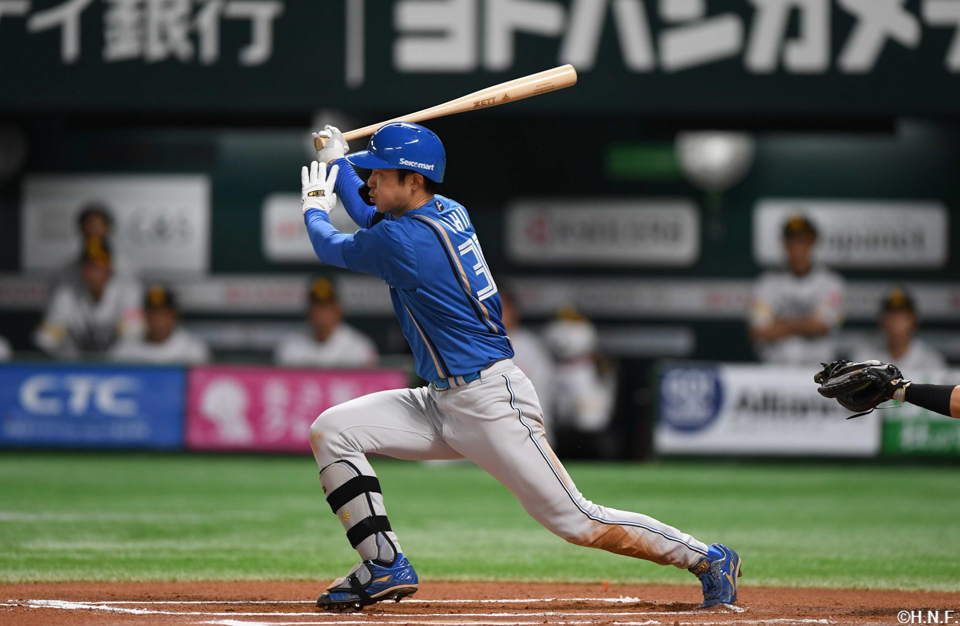 6回表、ライトへヒットを放つ石井選手