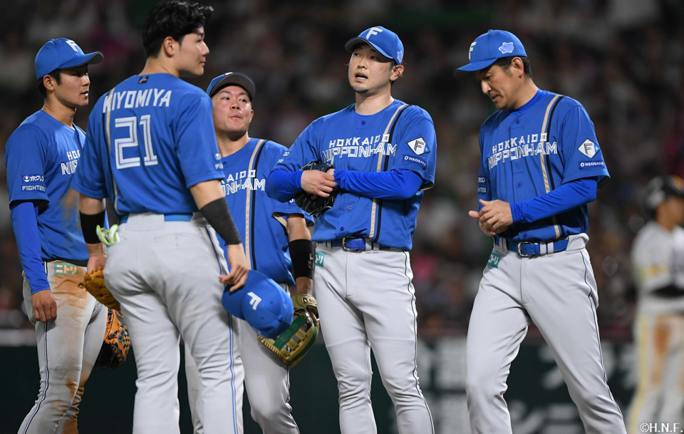 7回裏、マウンドに集まる選手たち