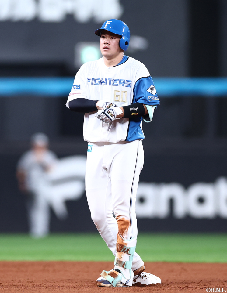 4回裏、レフトへ二塁打を放った吉田選手