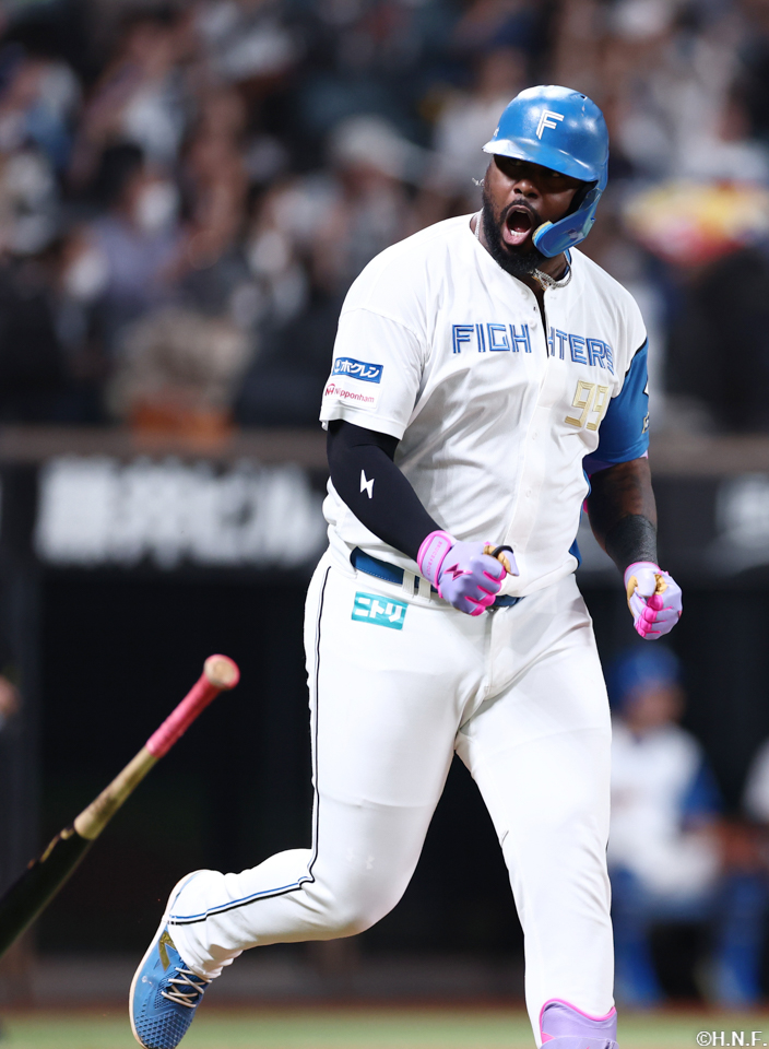 6回裏、センターへ2ランを放ったレイエス選手01