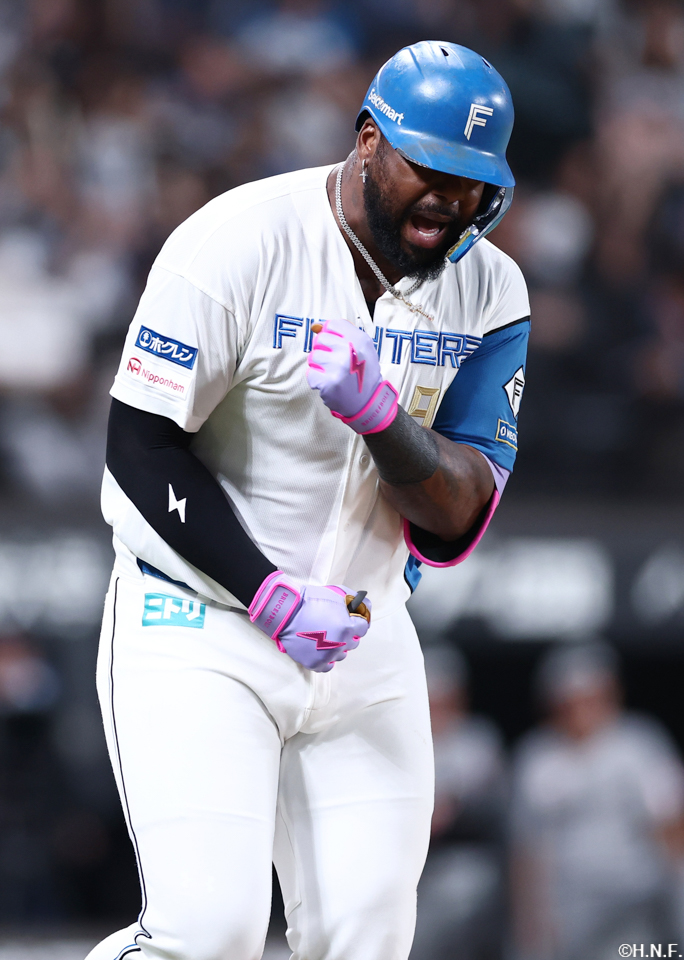 6回裏、センターへ2ランを放ったレイエス選手02