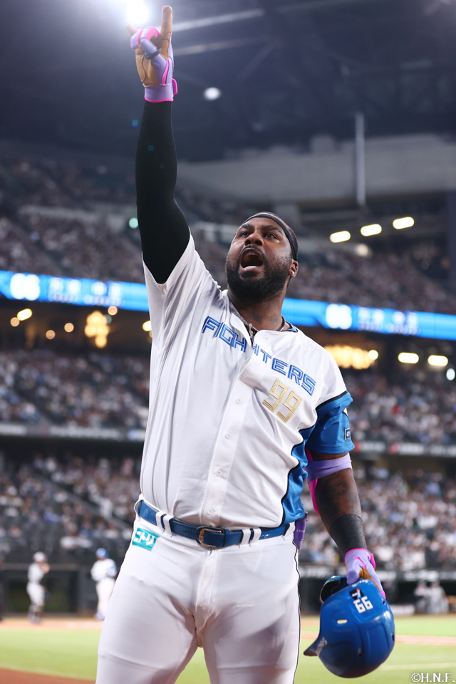 6回裏、センターへ2ランを放ったレイエス選手03