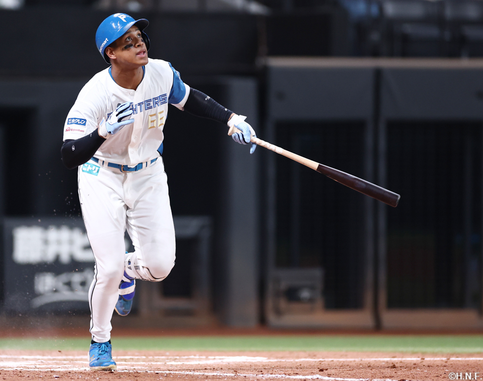 8回裏、ライトへ本塁打を放つ万波選手01