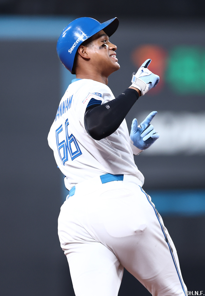 8回裏、ライトへ本塁打を放つ万波選手02