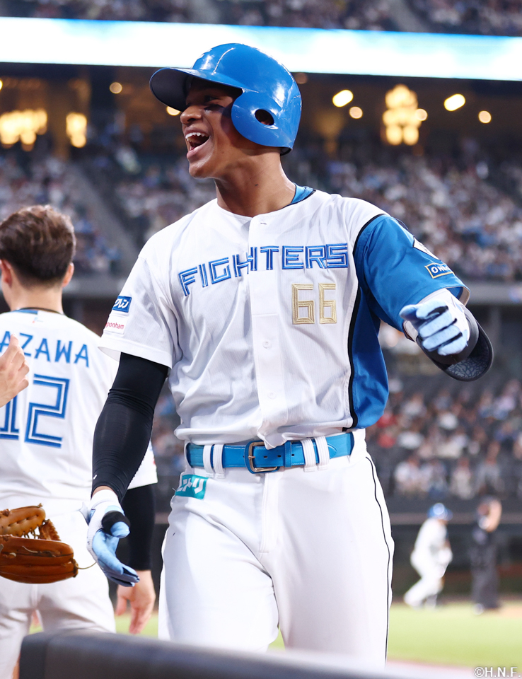 8回裏、ライトへ本塁打を放つ万波選手03