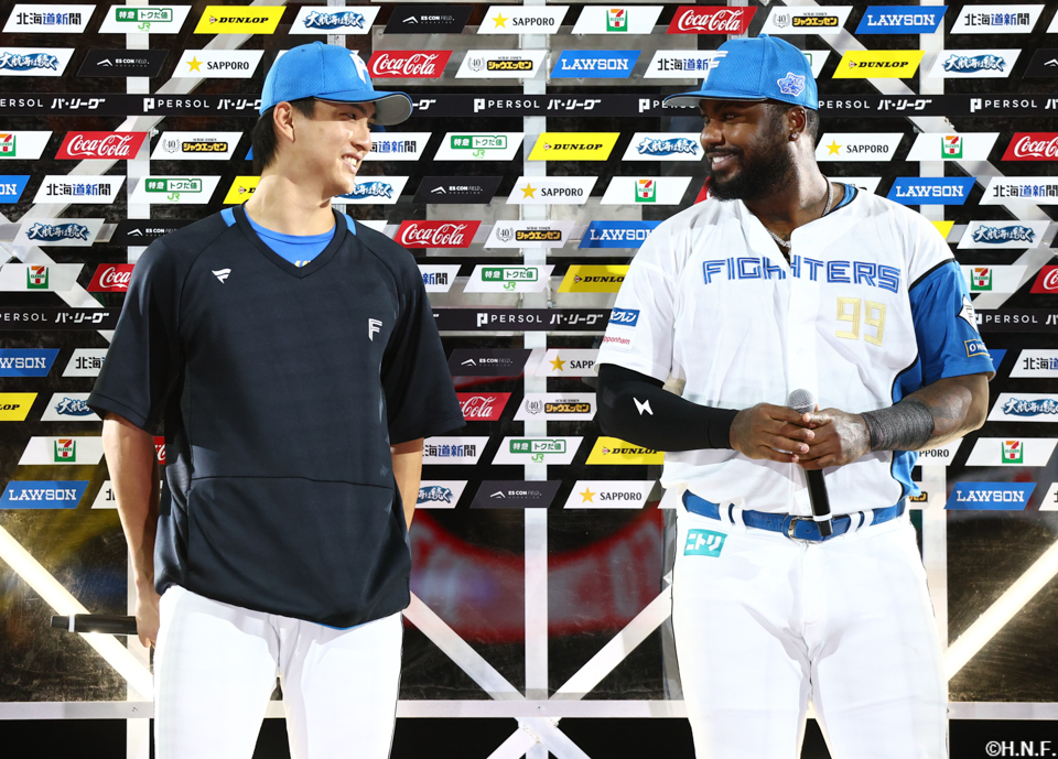 ヒーローの達投手とレイエス選手01