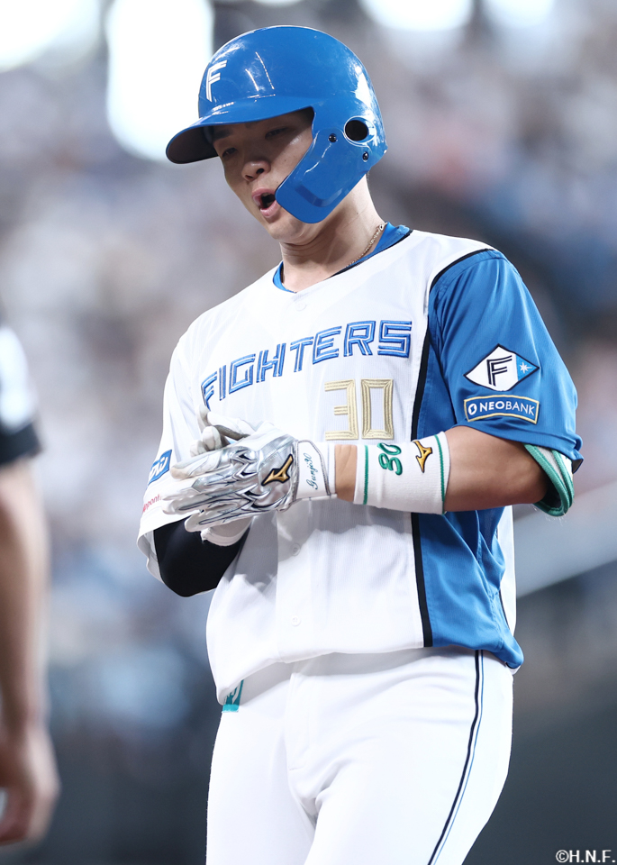 1回裏、センターへヒットを放った郡司選手