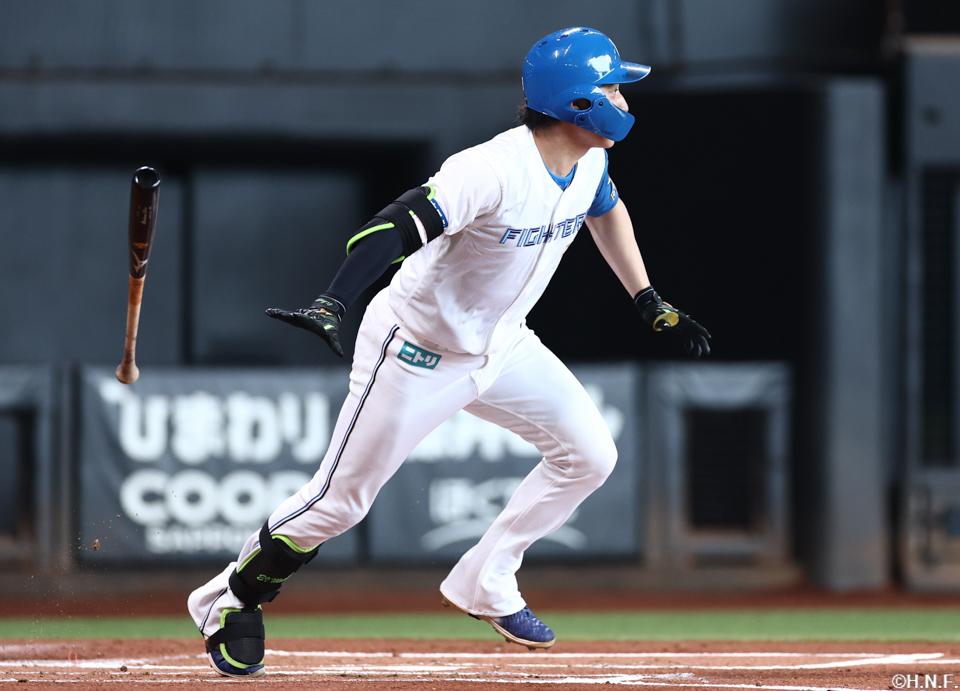 1回裏、レフトへヒットを放つ淺間選手01