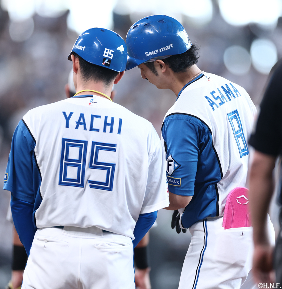 1回裏、淺間選手と谷内コーチ