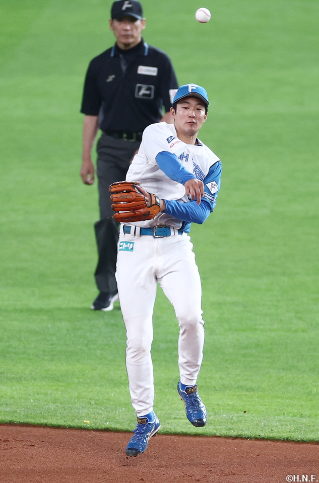 2回表、好守をみせる石井選手