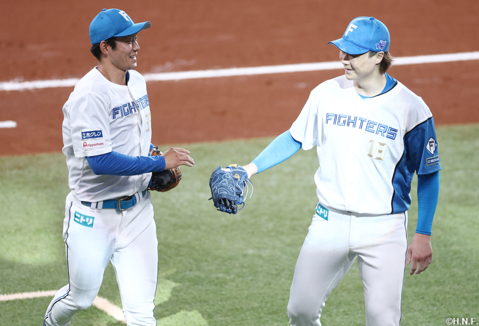 2回表を抑えた山﨑福投手と石井選手