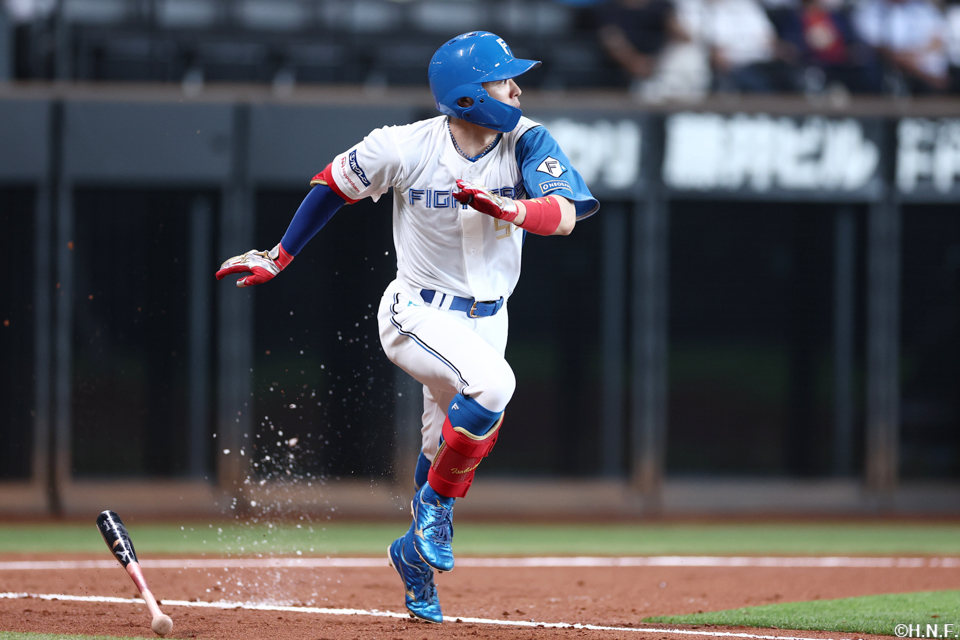 2回裏、センターへヒットを放つ五十幡選手